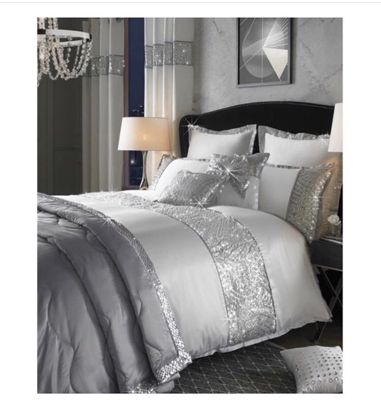 ByCaprice's tweet photo. #Mondays are made to Dazzle ... Our Sensi Range would have definitely made it on the #BestDressed list last night at the #Oscars 💎 #GoByCaprice #MetallicMondays #Glam #HomeInspo #Bedding #BedroomInspo #Interior #ByCaprice x https://t.co/B0DtWpvb5K