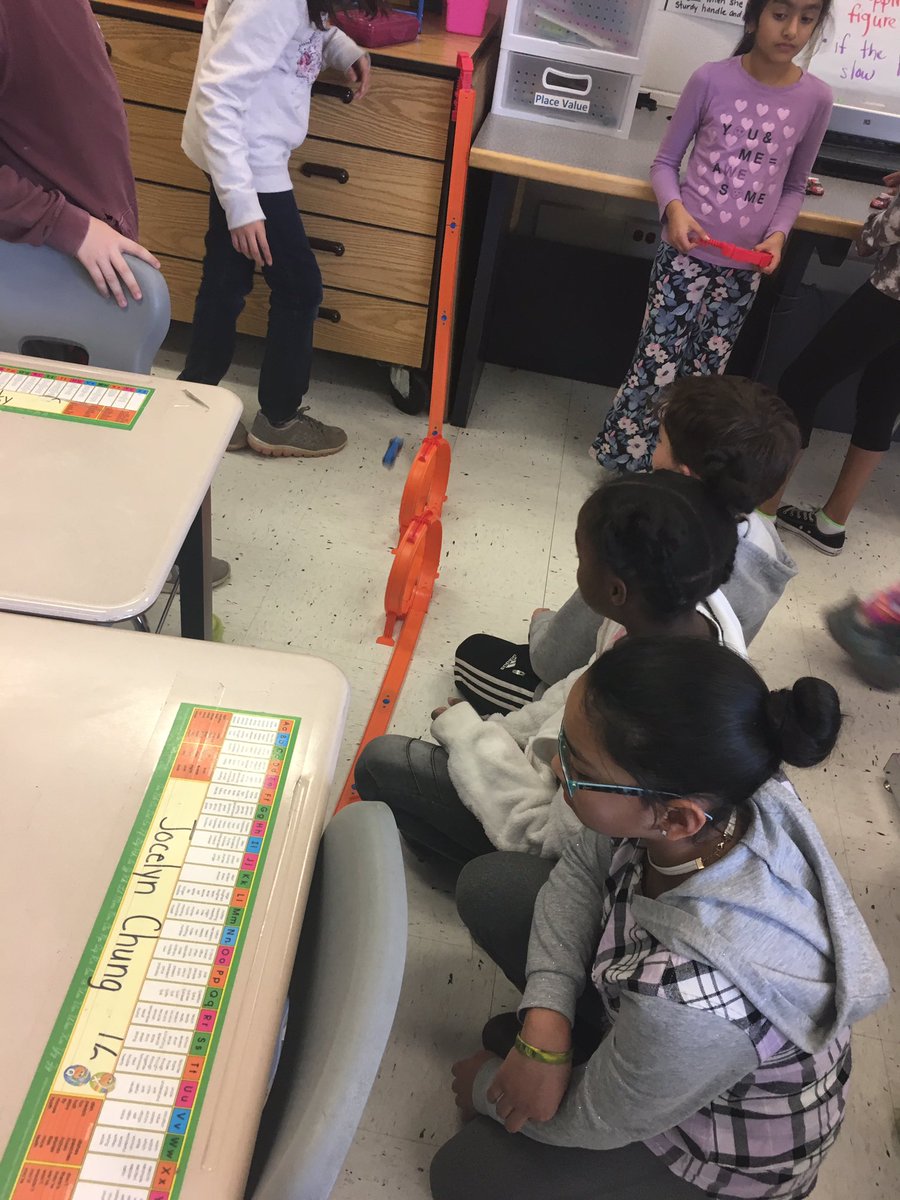 msdavispnb's tweet photo. Hot wheel roller coasters! @PThiessen_LCPS #SteamExpo2018 https://t.co/tkqaKkQXMz