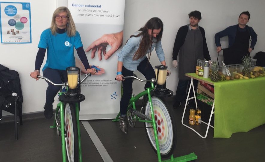 AACCC_87's tweet photo. MARS BLEU 2018 c'était aujourd'hui à la Polyclinique de #Limoges avec des stands d'information s/ le dépistage du cancer colorectal précoce. Bcp de visiteurs. Le @VeloSmoothie a eu un succès fou : comment combiner activité physique et de délicieux smoothies - Merci @Roche_France https://t.co/5WHajWdNt1