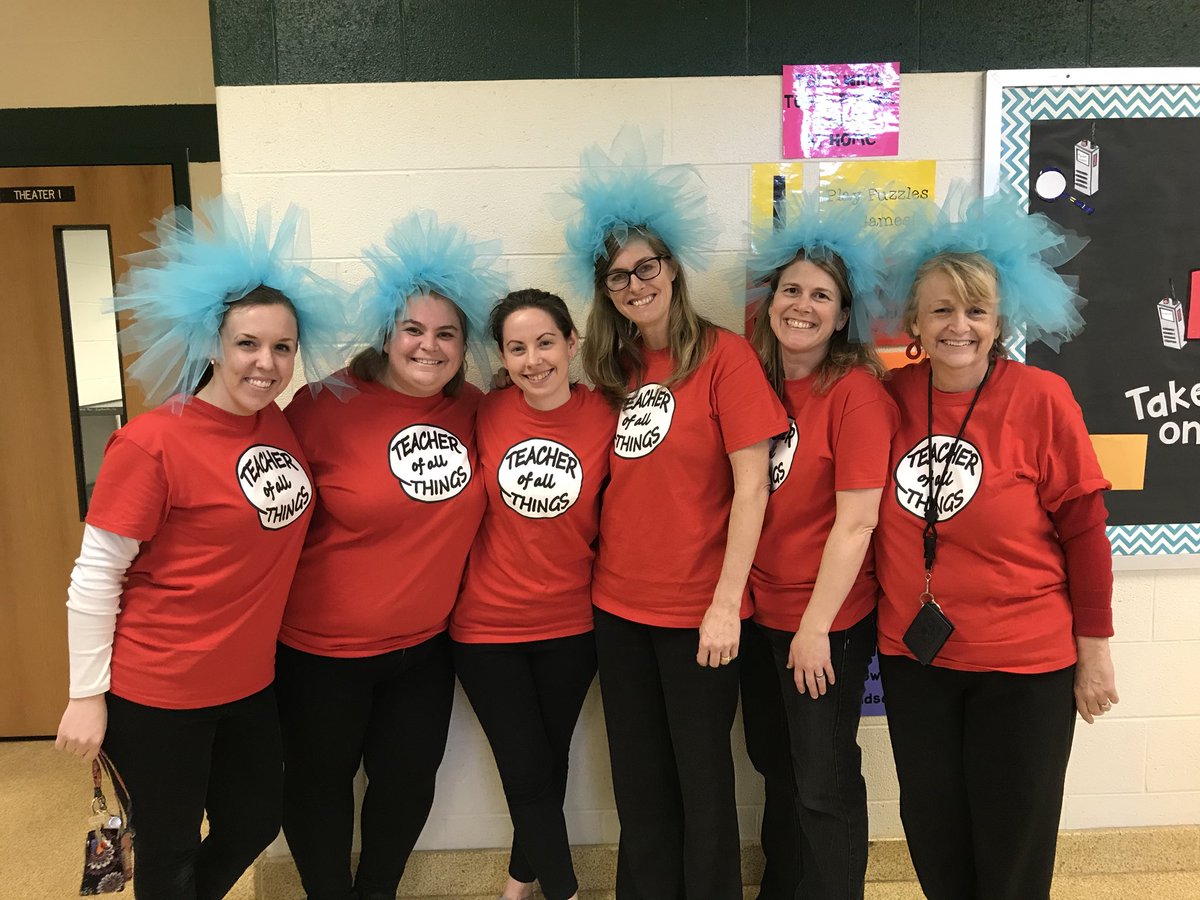 Ms_Dey2's tweet photo. Happy Birthday Dr.Seuss!! 📚📖 #VRESReads #TeachersOfAllThings https://t.co/2LZS7YYDEX