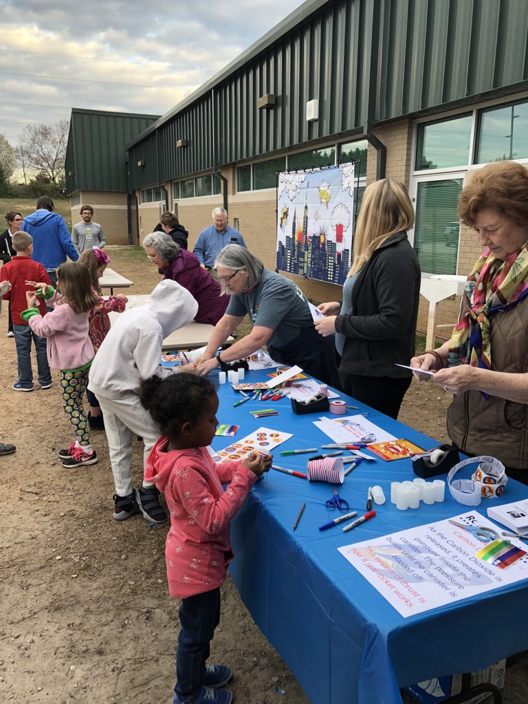 HamiltonParks17's tweet photo. Thanks so much @hollandparkgvl! Our @mauldineagles are loving making rockets at Science Fun Night! #MESexplore https://t.co/ffHXiU1rCG