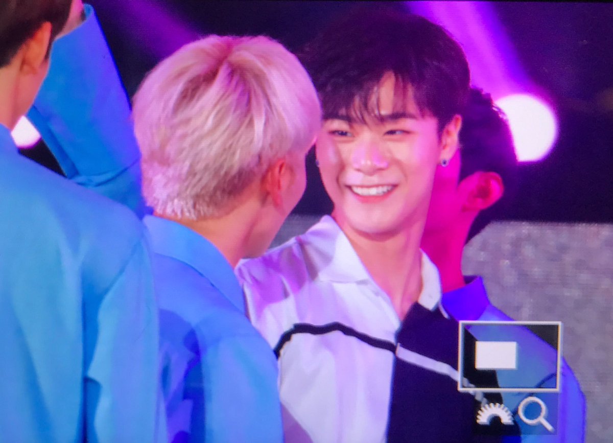 170603 2017 dream concert. may as well dedicate this whole thread to moonbin and seungkwan LOOK AT THEM besties꒰  #문빈  #승관 ꒱ https://twitter.com/e_moonset/status/870992286921875456