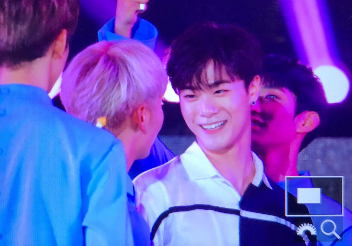 170603 2017 dream concert. may as well dedicate this whole thread to moonbin and seungkwan LOOK AT THEM besties꒰  #문빈  #승관 ꒱ https://twitter.com/e_moonset/status/870992286921875456