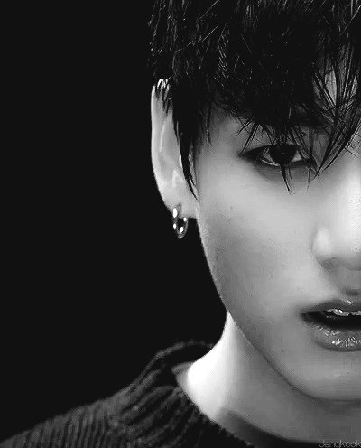 uwuOT7's tweet photo. ✨Your eyes are like oceans and i'm slowly
Drowning in them,
#ARMTSelcaDay https://t.co/xcAtDwYYMN
