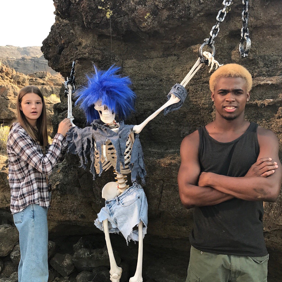 peyton_kennedy's tweet photo. *stumbles upon earthling Secret Agent Smith* 🌀 #IntergalacticLust #KateMessner #CedricWilliams #EverythingSucks #Netflix https://t.co/vAHkezA6sK