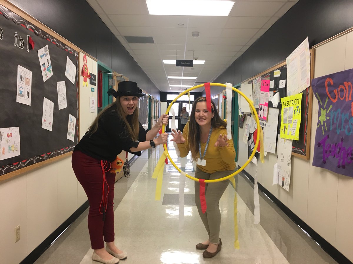 MrsDure's tweet photo. The lion tamer and the lion! Happy Fiction Fairgrounds week! @MsRobertsR #fiction #GR8gators https://t.co/pQykjziqxJ