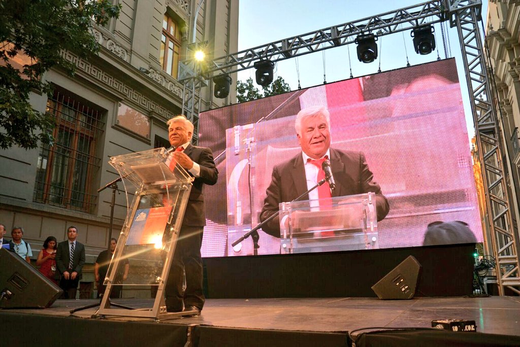 COREsantiago's tweet photo. [AHORA] Presidente del @COREsantiago, @Manuel_CORE, entrega #CuentaPública2017 frente a la ciudadanía en el Paseo Bandera #SomosCoreRM https://t.co/JgEVG8Vths