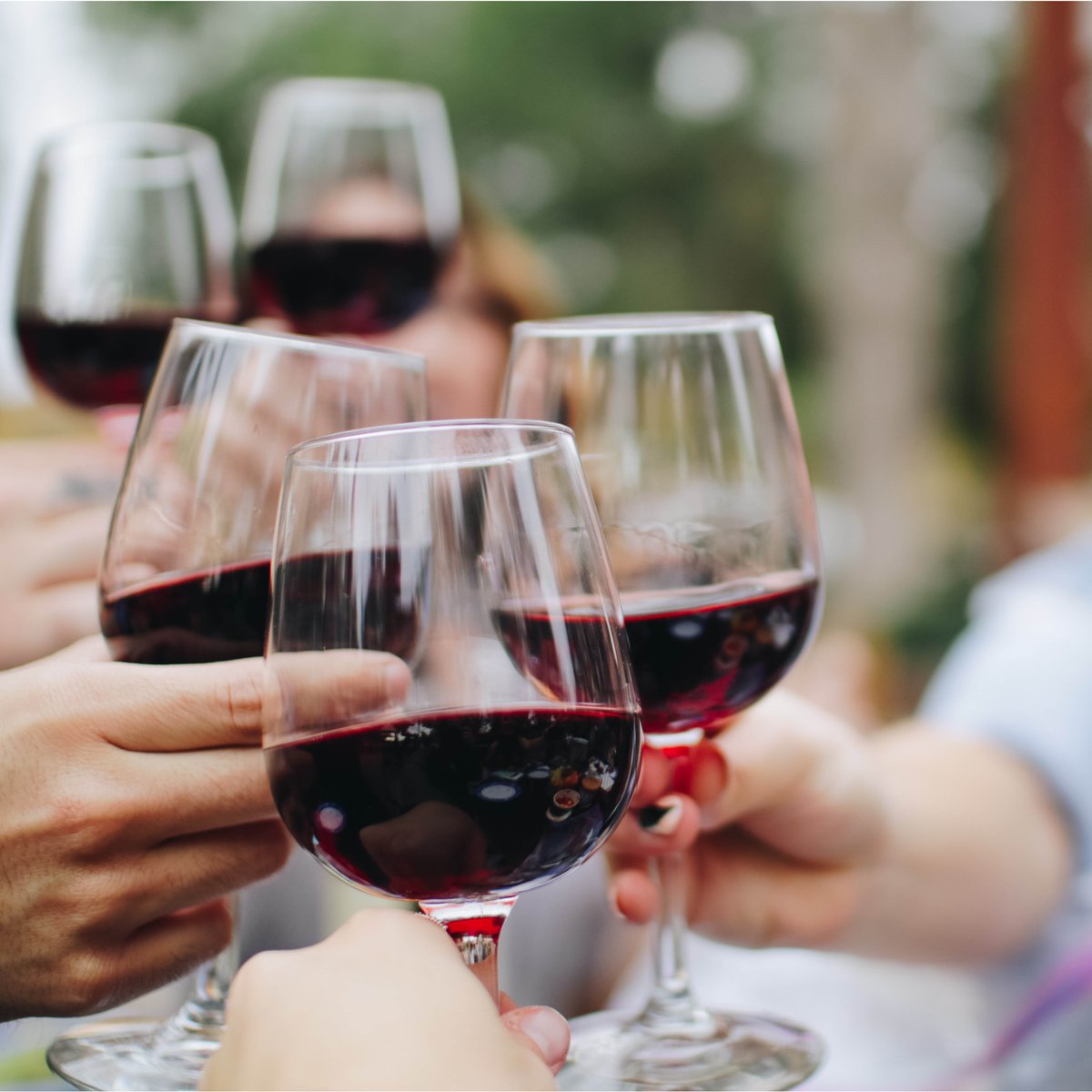 SIPwinebar's tweet photo. Got a case of the Mondays? Cure it with daily happy hour in our bar from 4 to 6pm &amp; 9pm to close! 🍷🍷 
#SipWineBar #WineBar #Wine #Issaquah #IssaquahHighlands #GrandRidgePlaza #Cheers #Monday https://t.co/nMhAmFyCJD