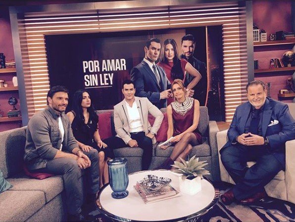 #Repost <a href="/davidzepeda1/">David Zepeda</a> 
At @elgordoylaflaca ; @liliestefan <a href="/anabreco/">Ana Brenda</a> <a href="/rauldemolina/">Raúl De Molina</a> <a href="/juliangil/">julian GIL</a> ! Con todo @poramarsinley ; produce: <a href="/elgueromex/">jose alberto castro</a> #PorAmarSinLey #poramarsinleyus por @univision #Univision