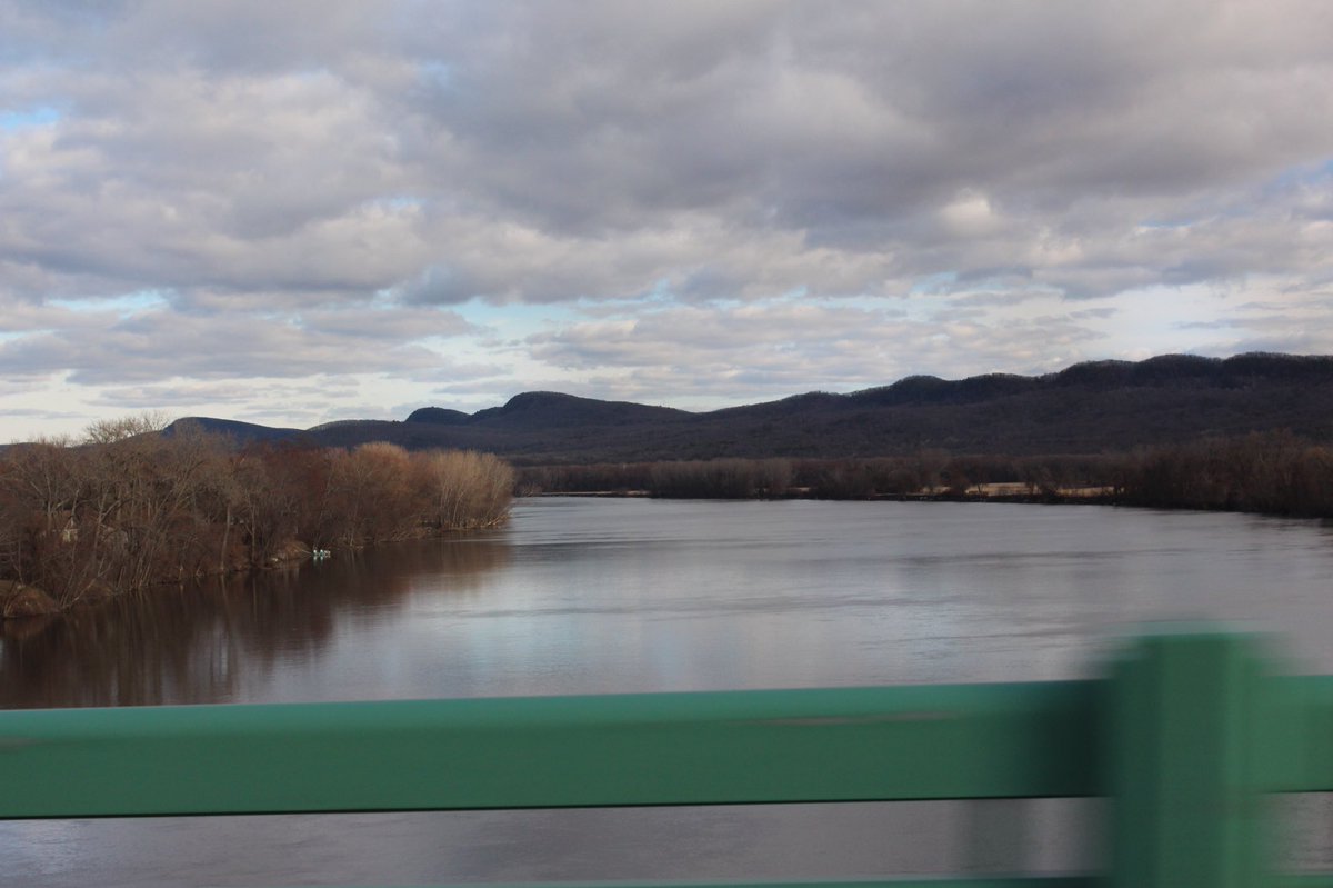 scubaasteevee97's tweet photo. Amherst in the middle of #FallSpring season #UMJ301 https://t.co/1bU2ApZxwb