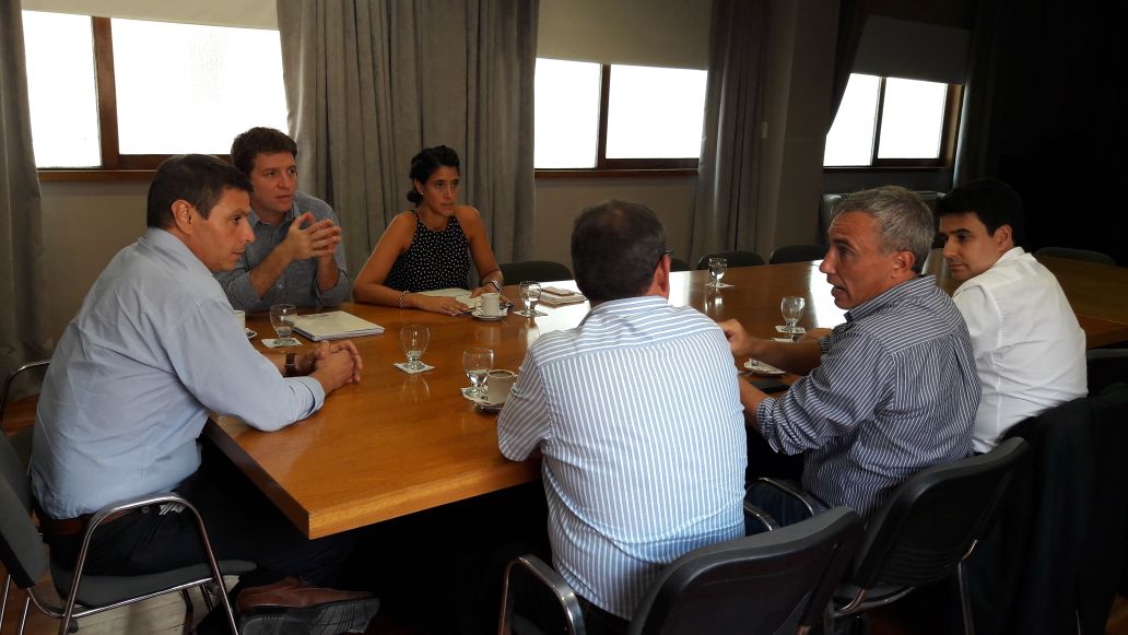 GusLeone's tweet image. Los representantes de la UOM nos trasladaron su preocupación por la crisis del sector. Las importaciones están destruyendo trabajo rosarino. Acordamos trabajar juntos para que empresas locales apliquen su producción al plan de renovación de luces led de la ciudad #comprelocal