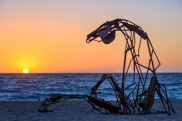 Harrie Fasher wins the $50,000 Rio Tinto Sculpture Award for her abstract steel work Transition (2016). Rising from the dunes of Cottesloe Beach, the sculpture depicts an Icelandic mythological horse moving between worlds #sxscottesloe18 #sculpturebythesea bit.ly/2D1zNZy