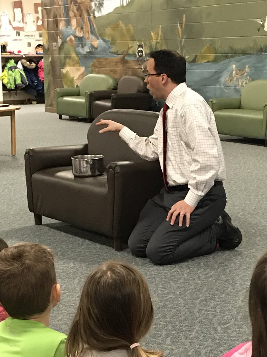 HSSDkateschm's tweet photo. Thank you Mr. Beylon for coming to talk about weather and being a meteorologist! #futurescientists  @ForestGlenElem @anghend36 @rosesund1 @AprilsKinders @LevashKinders @SteveBeylonWBAY https://t.co/YzzNota8Nm