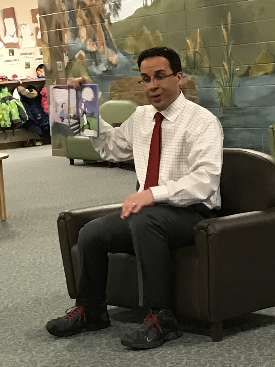 HSSDkateschm's tweet photo. Thank you Mr. Beylon for coming to talk about weather and being a meteorologist! #futurescientists  @ForestGlenElem @anghend36 @rosesund1 @AprilsKinders @LevashKinders @SteveBeylonWBAY https://t.co/YzzNota8Nm
