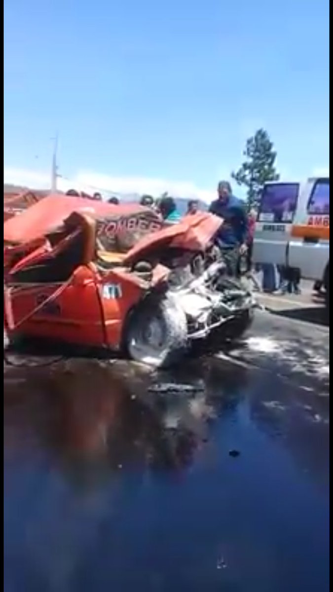 Fuerte accidente entre un autobus y un vehículo de los bomberos en Boquete Chiriquí.  Hay una persona atrapada , que está siendo auxiliada por unidades de los bomberos.