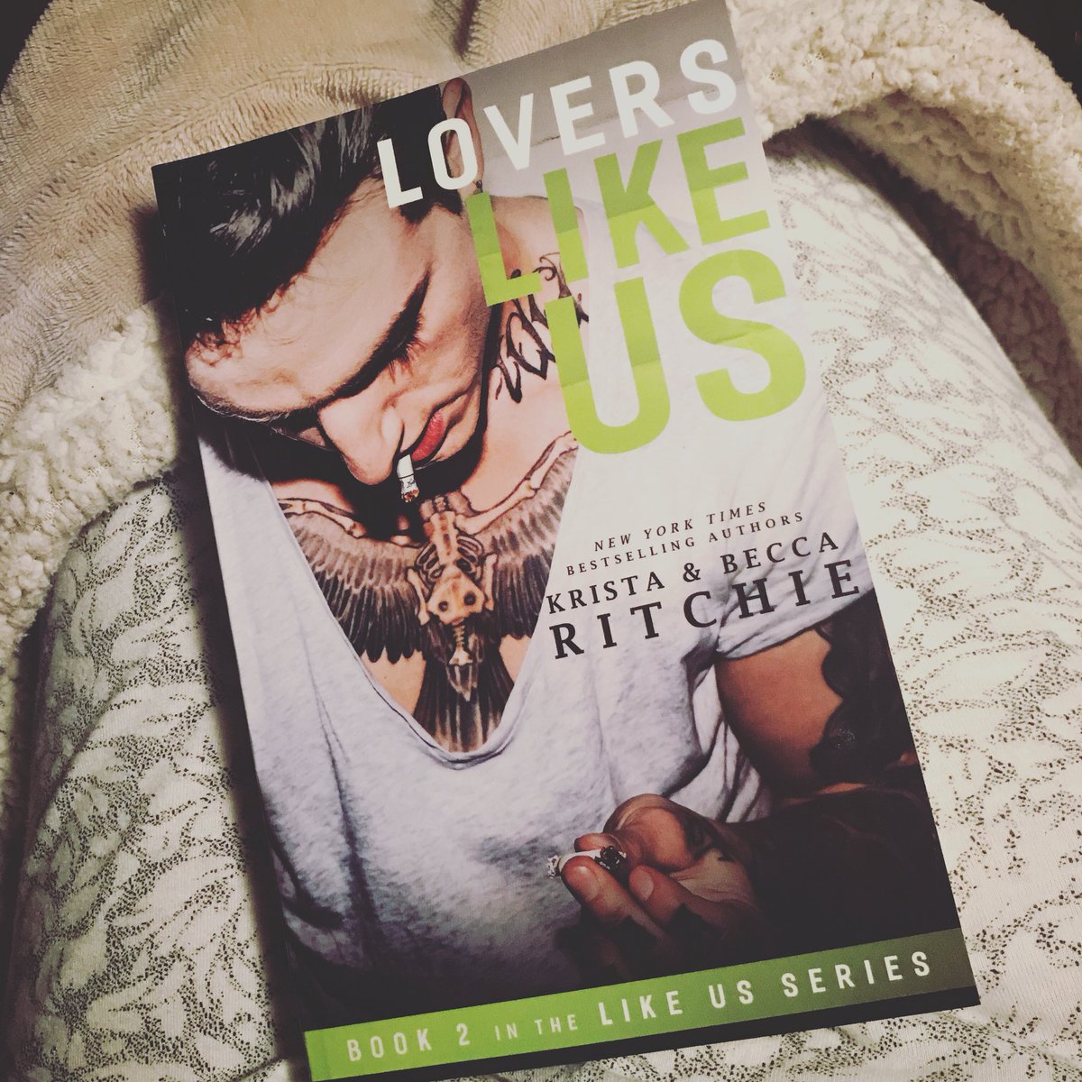 SageBluebell's tweet photo. 📖 @KBRitchie #preparingforalphaslikeus #bedtimestory #likeusseries #fizzleforce #angolulisolvasok https://t.co/TaohJ8tde4