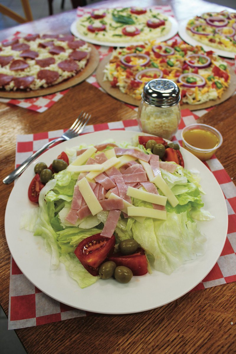 cracker_crust's tweet photo. Need a dinner plan? It’s Monday and no one wants to cook. Come on by and let us make you a pizza and salad! See you soon 🍕🥗 #eatlocal #veniceflorida #941 #pizza #salad #thincrustpizza https://t.co/XRuOIJdAtA