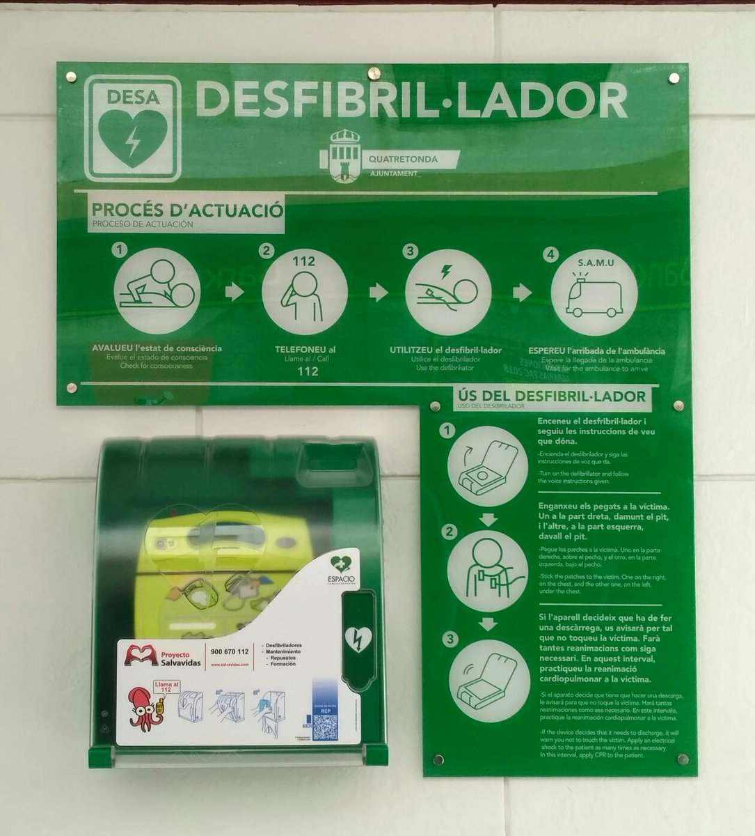 Hem posat a la vostra disposició un desfibril·lador en la façana de l’ajuntament. Seguint les instruccions del panell i les del desfibril·lador el pot utilitzar. La vitrina porta instal·lat un sistema de seguretat per previndre furts i actes vandàlics.