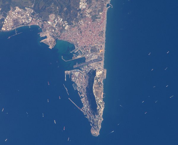 🏬La Autoridad Portuaria de la Bahía de #Algeciras sacará a concurso la construcción y explotación de un centro comercial en los terrenos portuarios de #LaLínea, junto a la frontera con #Gibraltar inmoley.com/NOTICIAS/18123…