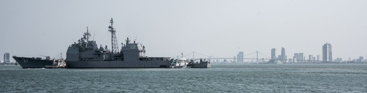The #Vietnamese flag flying fm USS CARL #VINSON CVN70 in Danang is a Good Thing. It was an awful, bitter war with huge losses. Time to move on. Cruiser LAKE CHAMPLAIN CG57 (shown), destroyer WAYNE E MAYER DDG108 are there too as VADM Sawyer spks to media.  youtu.be/Cqzjp_rHBTY