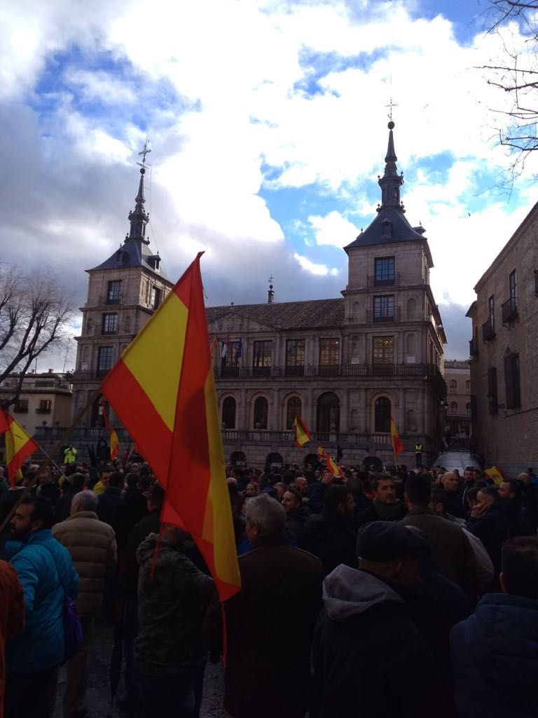 lavozdeltajo's tweet photo. Unas 2.000 personas reclaman en Toledo “justicia salarial” para policías y guardias civiles (VÍDEO) #EquiparacionYa   
https://t.co/DB8Gcay9qd https://t.co/HO7aa6Q7DS