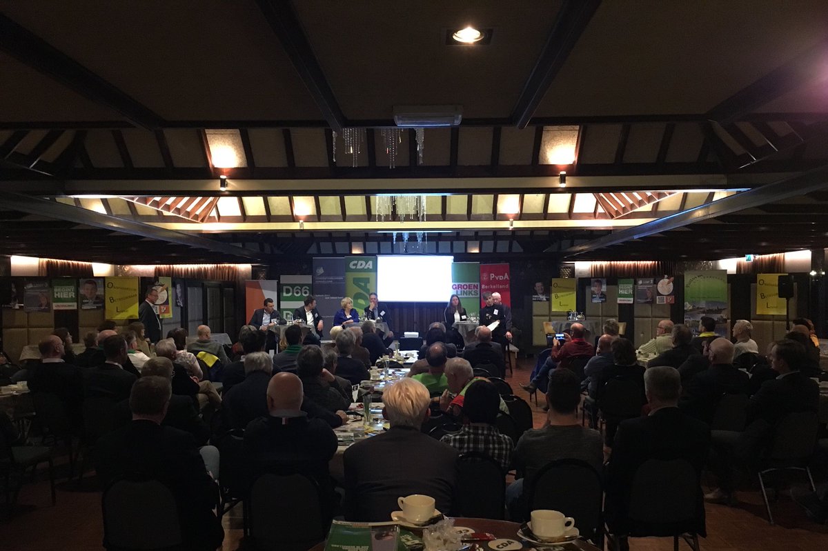 bvberkelland's tweet photo. Goed gevulde zaal bij het lijsttrekkersdebat Economie. Al bij de eerste stelling is er een goede discussie olv Erik Hagelstein. https://t.co/JKKW0BuREt