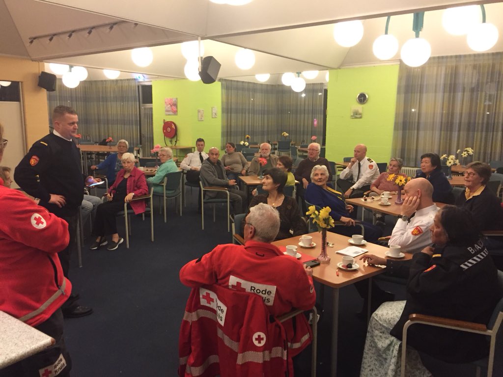 ErikAblij's tweet photo. #VrZW #Ontruimingsoefening in samenwerking met #ZVH gehouden voor de senioren wonende in De Meerpaal te Zaandam. Prima deelname. 👍 https://t.co/RlKjYGbFKp