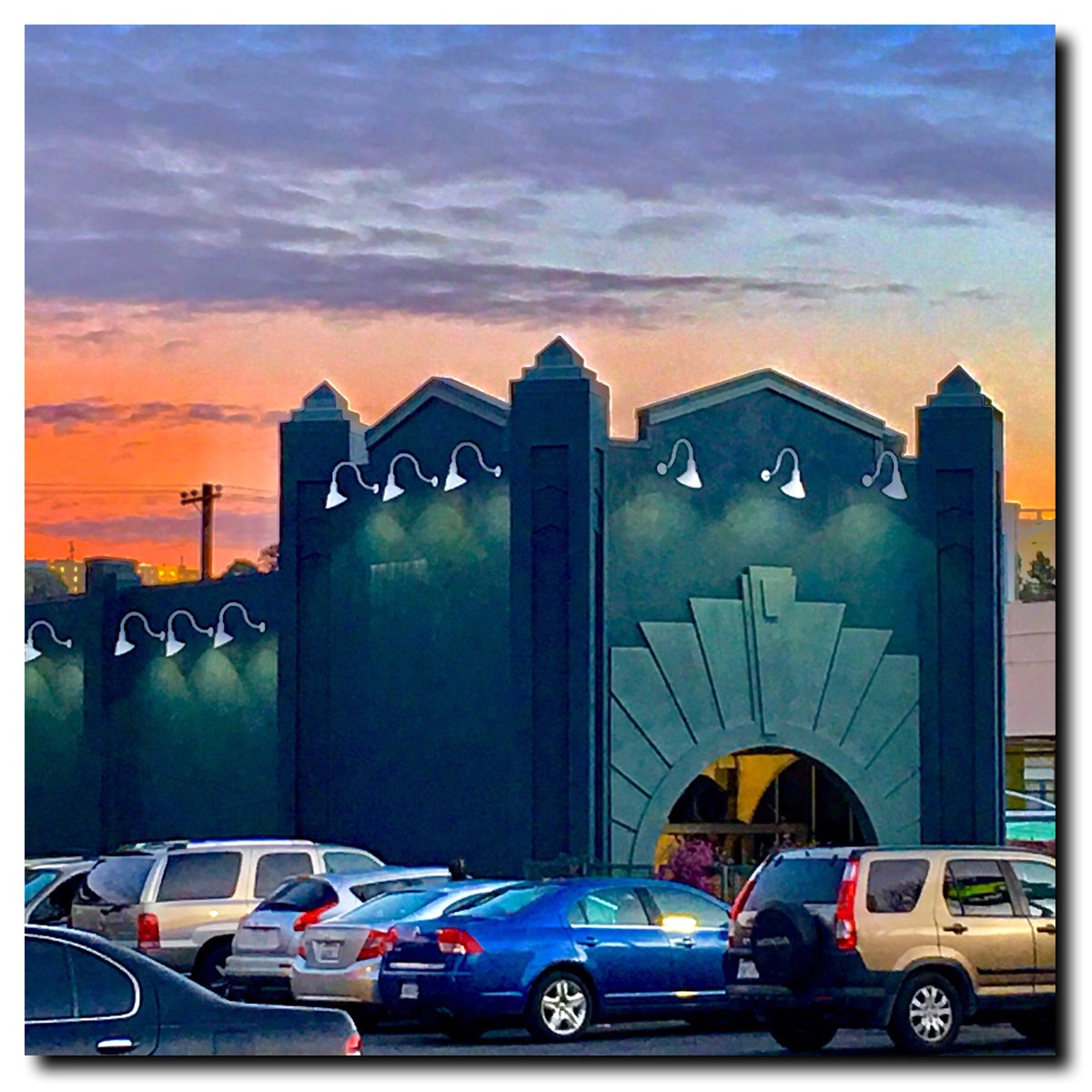 MyFogCity's tweet photo. Art Deco at dusk. A car wash joint done right. I am smitten.
.
#CarWash #ArtDeco #Architecture #Design #Bayview #Portola #SF #SanFrancisco #Realtor #RealEstate #ColdwellBanker #CBGlobalLuxurySF https://t.co/EYGXFPQ0vC