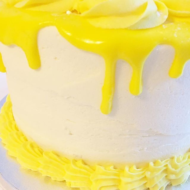 ClemieVeganCake's tweet photo. Sunshine yellow to cheer me up on a grey Monday ☀️ #vegan #vegancake #vegannottingham #veganbakery #nottsvegan #vegannotts #smallbusiness #handmade #secretsofnottingham #itsinnottingham #madeinnottingham #yellow #dripcake #gettingdrippy #cakedrip #dr… https://t.co/Mn5PqlovtV https://t.co/ltQimlJQvf