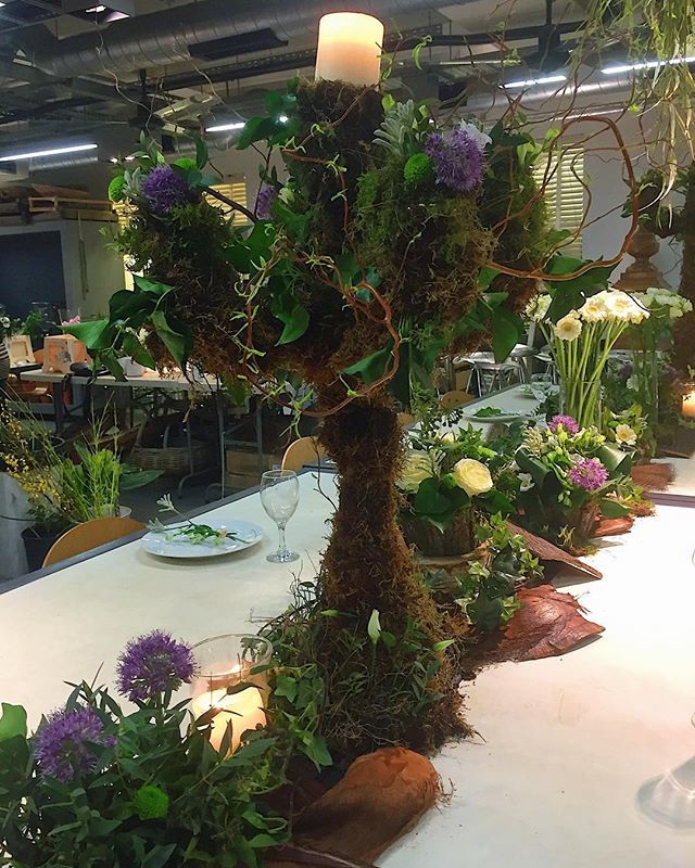 mywildbouquet's tweet photo. Lovely day making a ‘forest table’ for an event. It was very big and I couldn’t take a big photo!🌿☘️✨ .
.
.
#event #evento #creativity #creatividad #dinnertable #mesadecorada #tree #arbol #forest #bosque #floristry #artefloral #flowerslondon #wildflo… https://t.co/aKXjOAn78Q https://t.co/zsZSXzxfs2