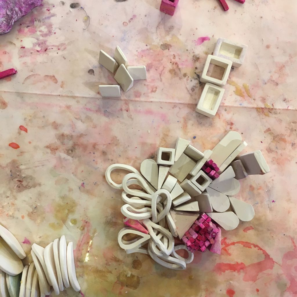 MargeryAmdur's tweet photo. Small groupings from the first #clay days
#ArtistatWork
#StudioMonday https://t.co/TlEnktkLEl