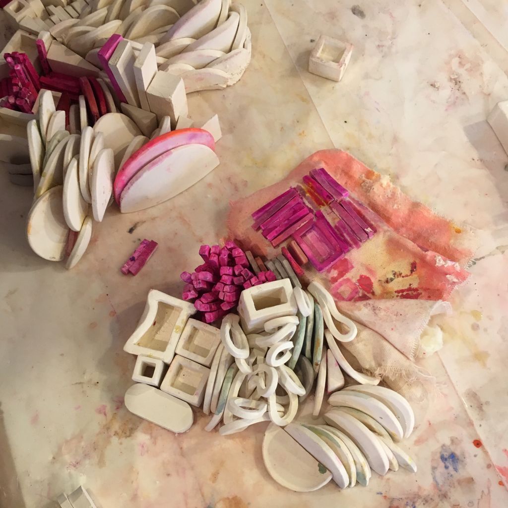 MargeryAmdur's tweet photo. Small groupings from the first #clay days
#ArtistatWork
#StudioMonday https://t.co/TlEnktkLEl