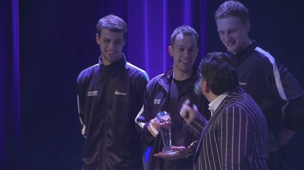 Hoppa!!! Overijsselse Sportploeg van het Jaar 2017! Freek Vos, <a href="/NigelVO/">Nigel V O</a> en <a href="/O_S_chaftenaar/">Olaf Schaftenaar</a> krijgen de bijbehorende trofee uit handen van voormalig Heracles-voorzitter Jan Smit! #Hammertime #Zwolle