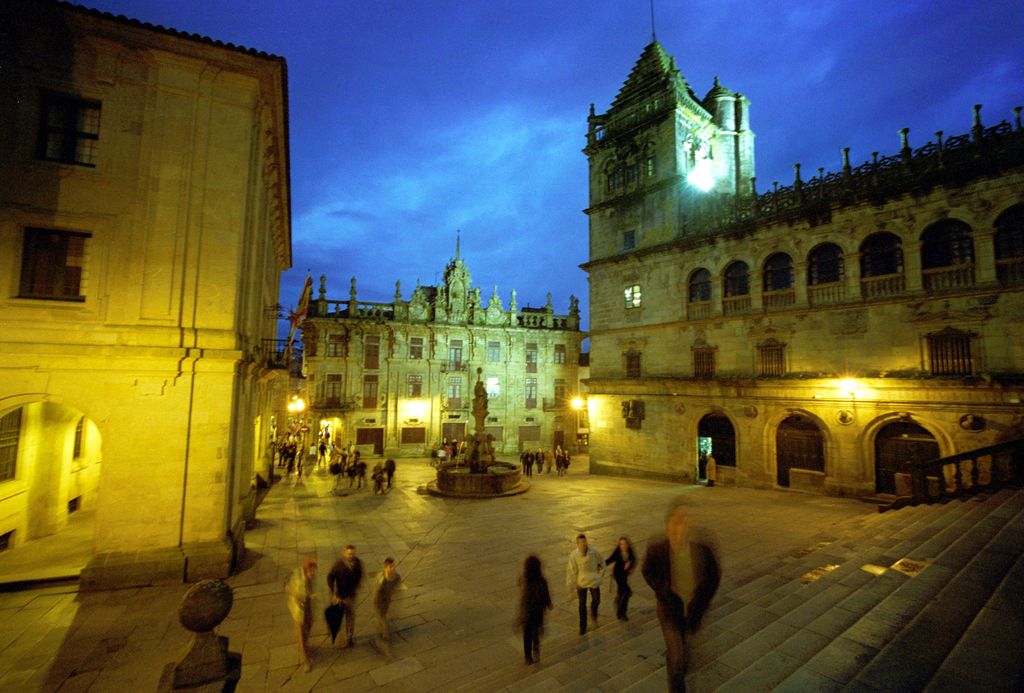 Spain_in_CH's tweet photo. Have you ever seen the Santiago Cathedral by night? Isn’t it awesome? ⛪️https://t.co/HmdUZ6PLFG 

#VisitSpain #Galicia #cathedral  #history #Monuments #architecture #CulturalTrips #city #WayofSaintJames #SantiagodeCompostela 
@santiagoturismo @Turgalicia https://t.co/SXdblW84c5