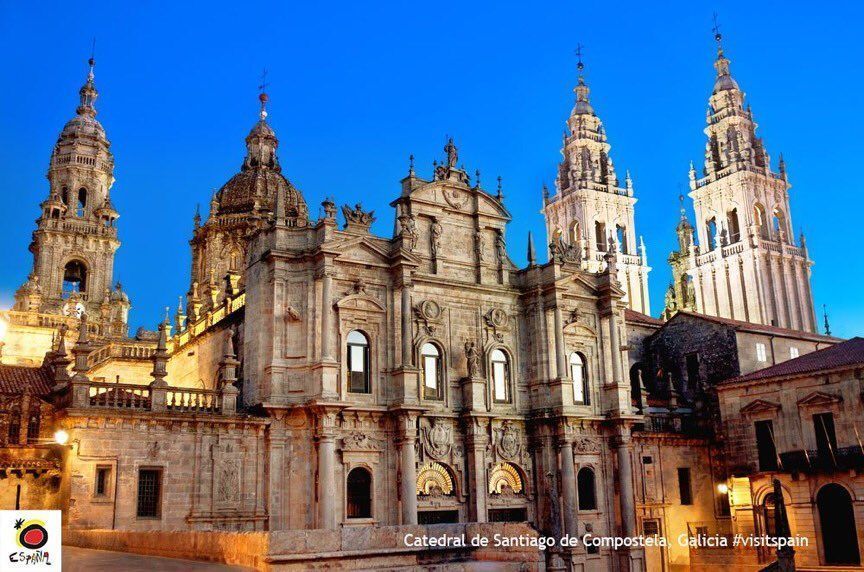 Spain_in_CH's tweet photo. Have you ever seen the Santiago Cathedral by night? Isn’t it awesome? ⛪️https://t.co/HmdUZ6PLFG 

#VisitSpain #Galicia #cathedral  #history #Monuments #architecture #CulturalTrips #city #WayofSaintJames #SantiagodeCompostela 
@santiagoturismo @Turgalicia https://t.co/SXdblW84c5