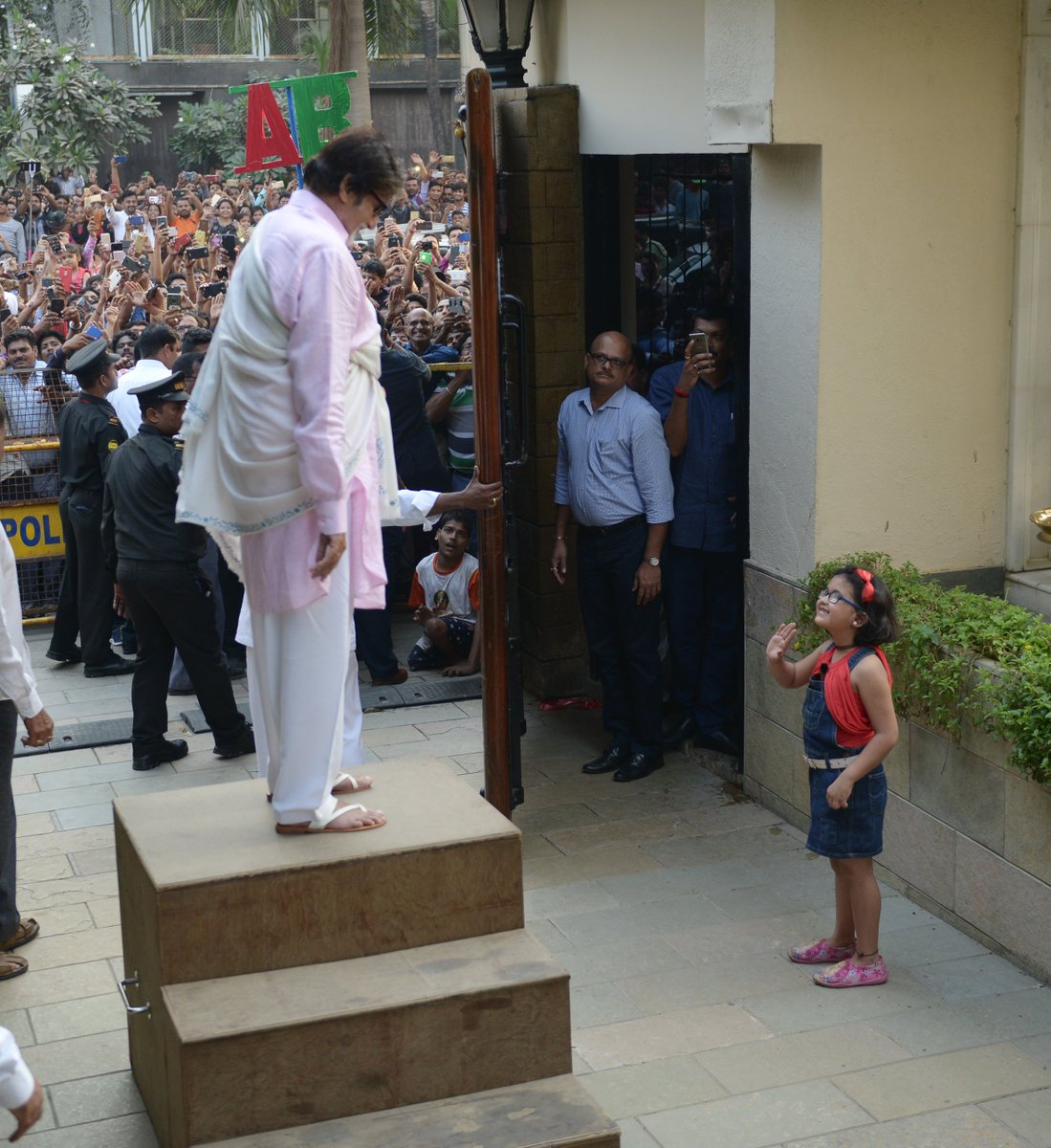 SrBachchan's tweet image. T 2734 - This little one braved the Sunday crowds and came through the gates .. just for a wave .. ! so cute .. !😀😀