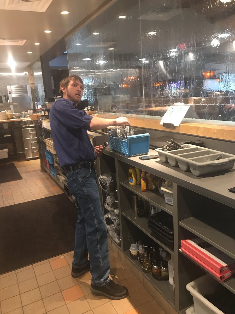 loosmeat's tweet photo. @djcfifa  looks like you have some competition to employee of the year. #employeeoftheyear https://t.co/OAuRKqi9Yg