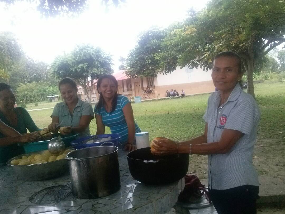 FeyAlegriaVE's tweet photo. Hoy #5Mar padres, representantes y personal del Colegio Madre María Luisa de la Peña, en El Moralito, estado Zulia, prepararon un almuerzo para celebrar nuestro aniversario. #FeyAlegríaCumple63 https://t.co/mjiff5dVGh