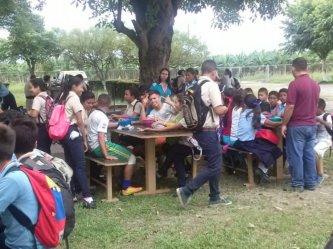 FeyAlegriaVE's tweet photo. Hoy #5Mar padres, representantes y personal del Colegio Madre María Luisa de la Peña, en El Moralito, estado Zulia, prepararon un almuerzo para celebrar nuestro aniversario. #FeyAlegríaCumple63 https://t.co/mjiff5dVGh