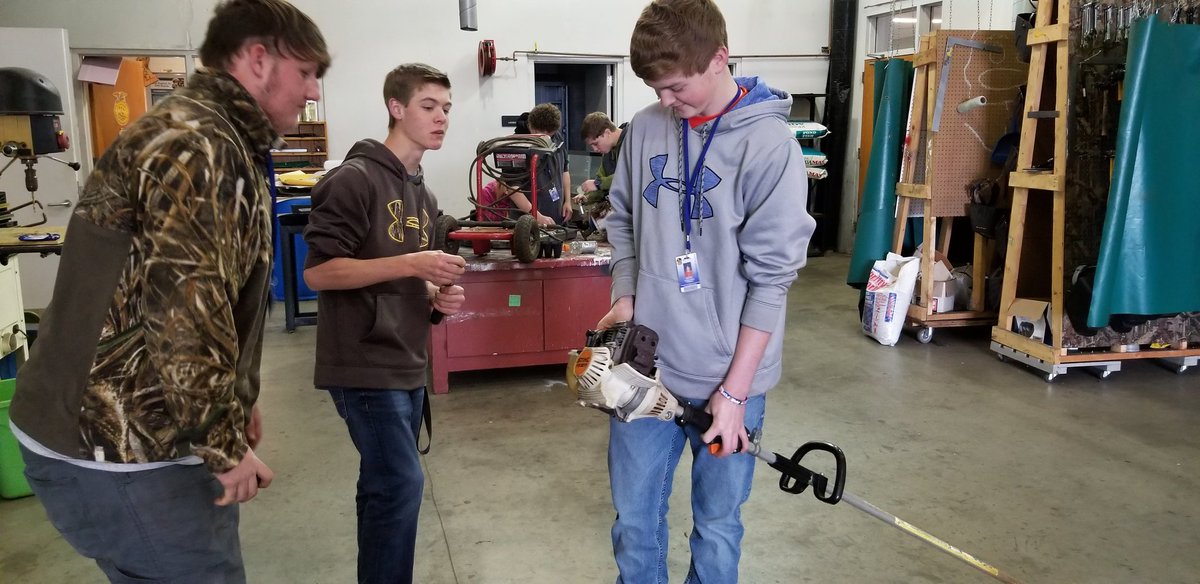 ElizCMiegel's tweet photo. Some great hands on learning going on in Ag Mech Tech today! #TRHSFFA #WeAreTR18 #SmallEngines #LearningByDoing #TeachAg https://t.co/t4timzKUPQ