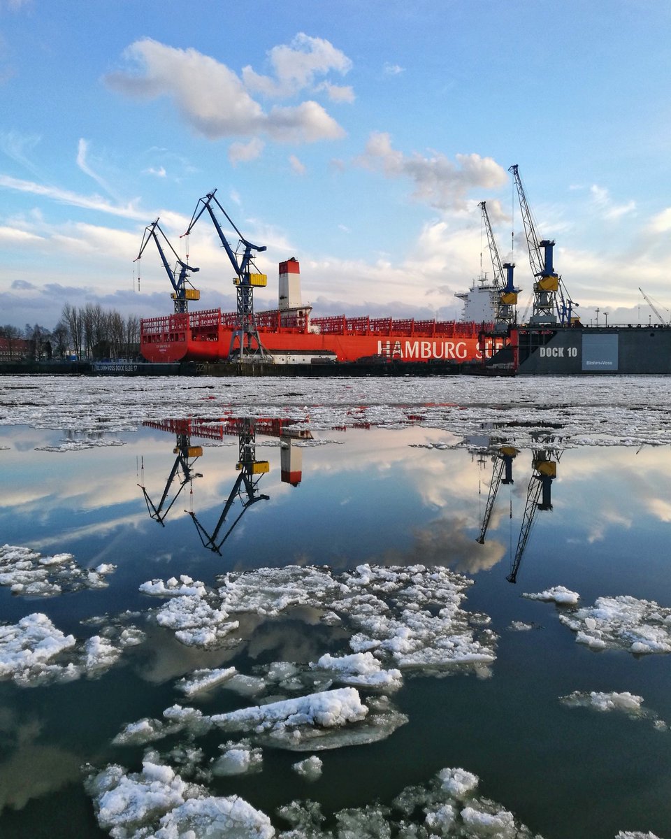 mikina76's tweet photo. Sentirsi  come un bambina a Disneyland 🔝🚢❤️⚓

 #portofhamburg #reflection #drydock

MV Cap San Nicolas https://t.co/Fv08dtWPsP
