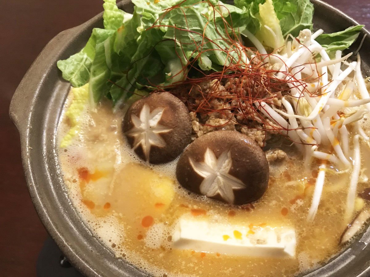 O Xrhsths トモ ときどきカフェ Sto Twitter 市販の味噌ラーメンのスープを豆乳で割って そこに豆板醤とチューブのにんにくを少し あれば練りごま と隠し味にピーナツバター お好みでラー油を足すとおいしい坦々ごま鍋のスープになります 練りごまがないときは すり