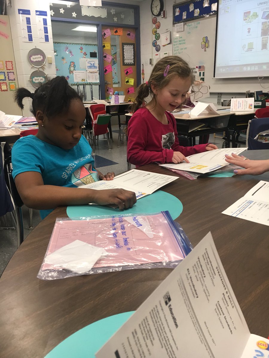 afess7's tweet photo. Ss @D59Frost working on literacy skills during choice time. @ccsd59 https://t.co/WaekJWN9vH