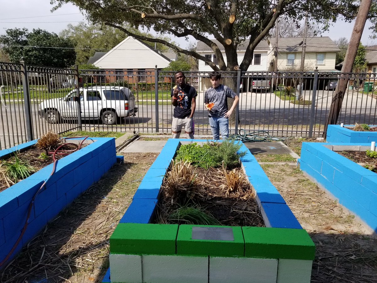 frodriguezart's tweet photo. @AustinMustangs East End Gardens putting in work @CageEl_PCMS
#gardens #hisd #LEADCouncil #legacy. @FincaTresRobles those herbs are tough. https://t.co/3xGwUeIvGt