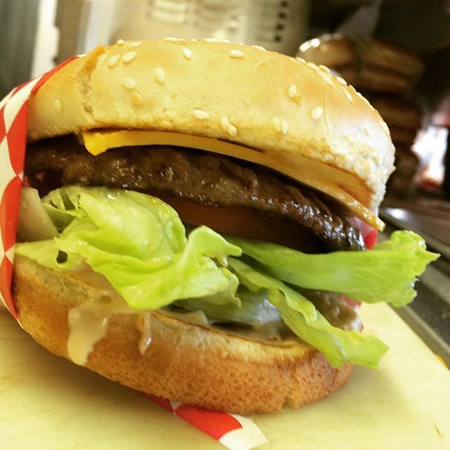 lil_bobo's tweet photo. yum! another bobo’s classic cheeseburger... #lovebobos #boboshamburgers #classic #cheeseburger #famousfries #frenchfries #cocacola #fanta #pacoima #walnutpark #lynwood #southgate #losangeles https://t.co/zWBNwI9YIF https://t.co/xxG7Ggx2t5