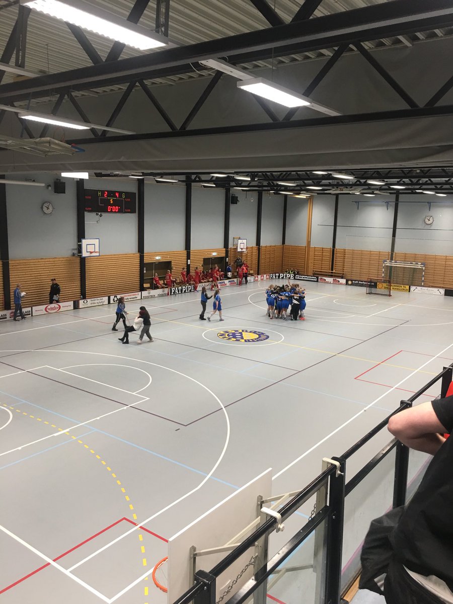 lge12's tweet photo. Straffedrama i Høyenhallen. Finale i Regionscup mellom Sveiva og Grei.»Norges beste lag « mot outsiderne fra Ammerud. Blått lag nederst i dalen vant. #spenning #mandag https://t.co/TyJTBaD6P1