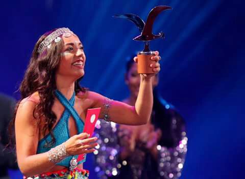 masafierro_luz's tweet photo. @Pollofuentes5 #AstridVeas Ganadora  Competencia Folclórica #Viña2018 mejor Interprete y mejor tema "Mundo al Revés" #QueFacilSerFeliz https://t.co/VeFTwzOdFp