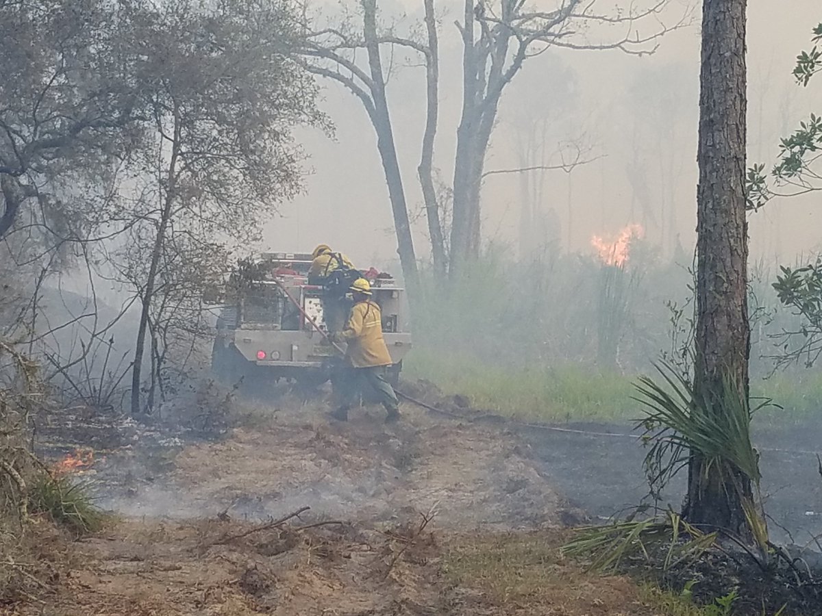 FFS_Okeechobee's tweet photo. #HighlandsCounty #Miniranch wildfire - as our fixed wing pilot flies the scene, she relays fire behavior and weather to the resources on scene. https://t.co/MQe0RWUM2j