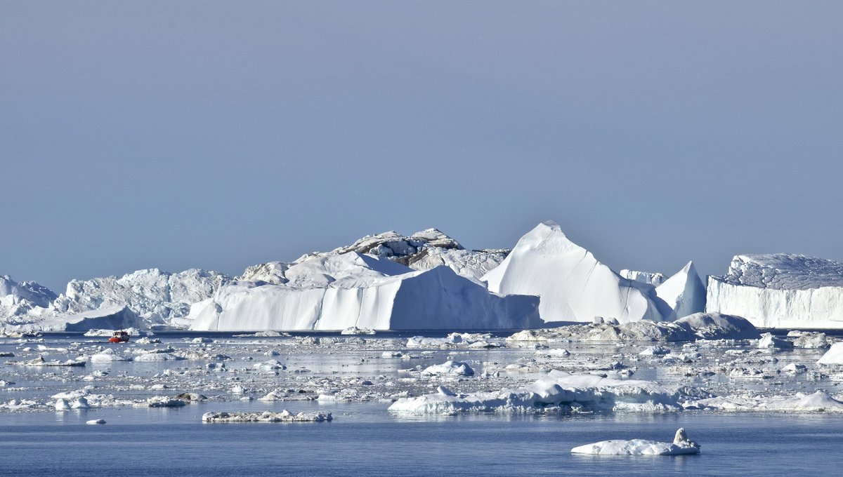 🇬🇱 This little ship in Disko Bay #Greeland , puts all things into perspective! #Groenland @visitgreenland #visitgreenland @coolgreenland