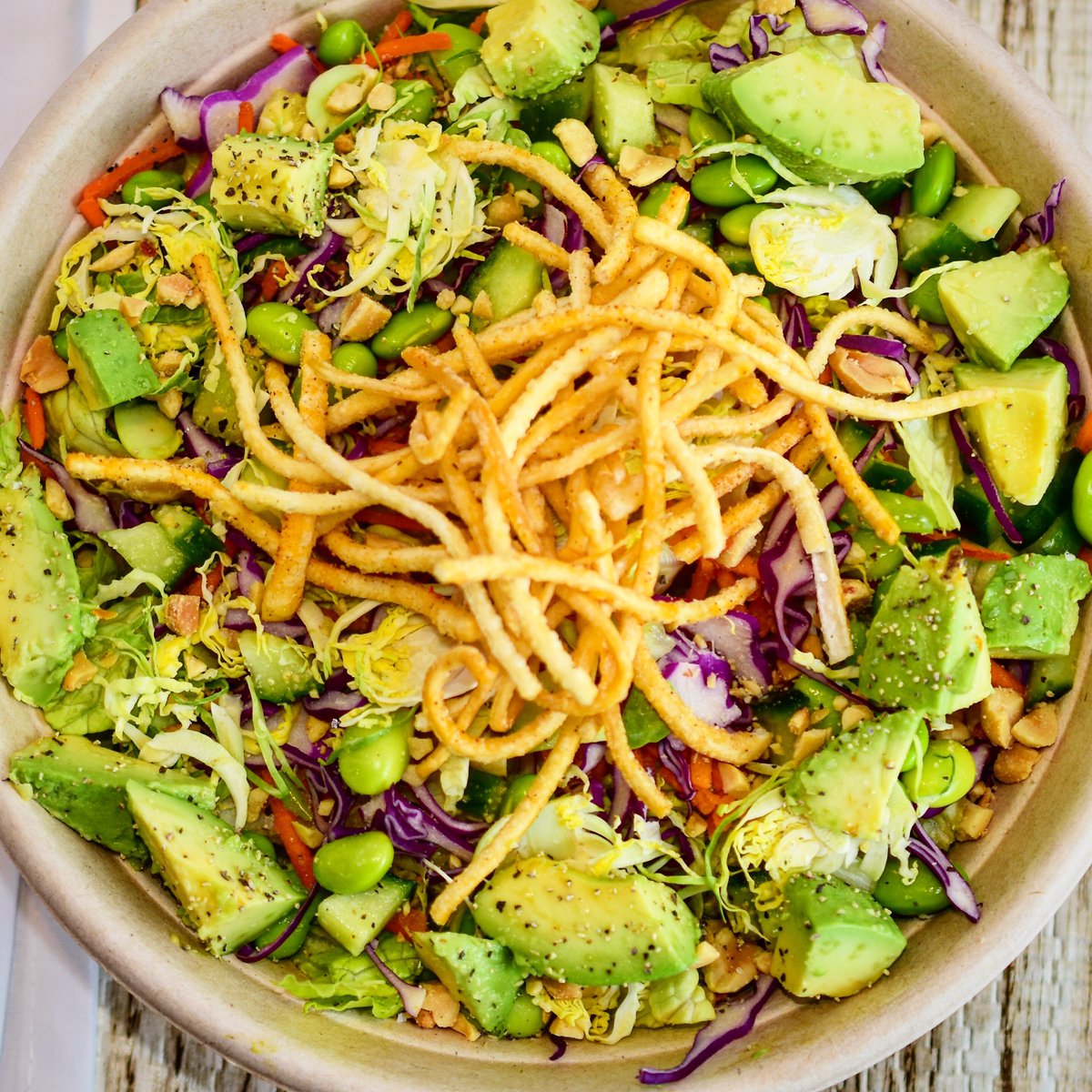 eatbirdcall's tweet photo. asian salad:
romaine lettuce, chopped peanuts, shaved red cabbage, chopped cilantro, diced cucumbers, edamame, shredded carrots...(if you’ve made it here, might as well head to birdcall) shaved broccoli, diced avocado, fried wonton strips and sweet chili vinaigrette 🙋‍♂️🥗👌😍 https://t.co/jV7ah34DWj